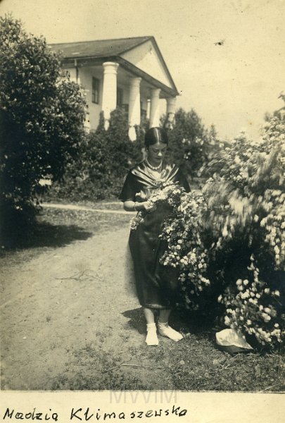 KKE 4949.jpg - Fot. Portret. Przed domem. Magdalena Klimaszewska, lata 30-te XX wieku.